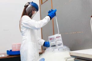 Frau im Labor arbeitet mit flüssigem Stickstoff